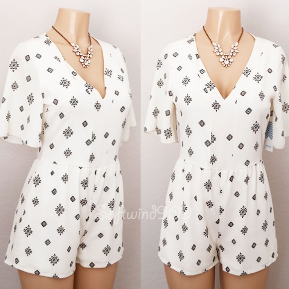 ☝️Last one ☝️Ivory V Neck Flutter Boho CUTE Romper - Picture 2 of 8